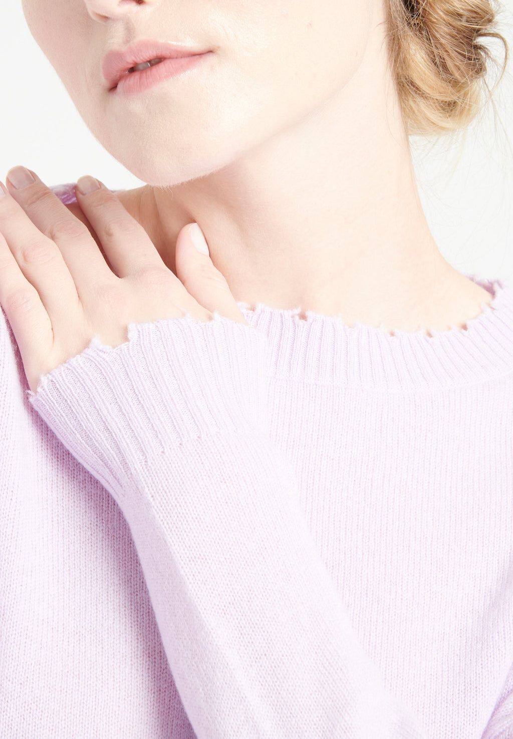 MIA 17 Round-neck cashmere sweater with chiselled lilac trim