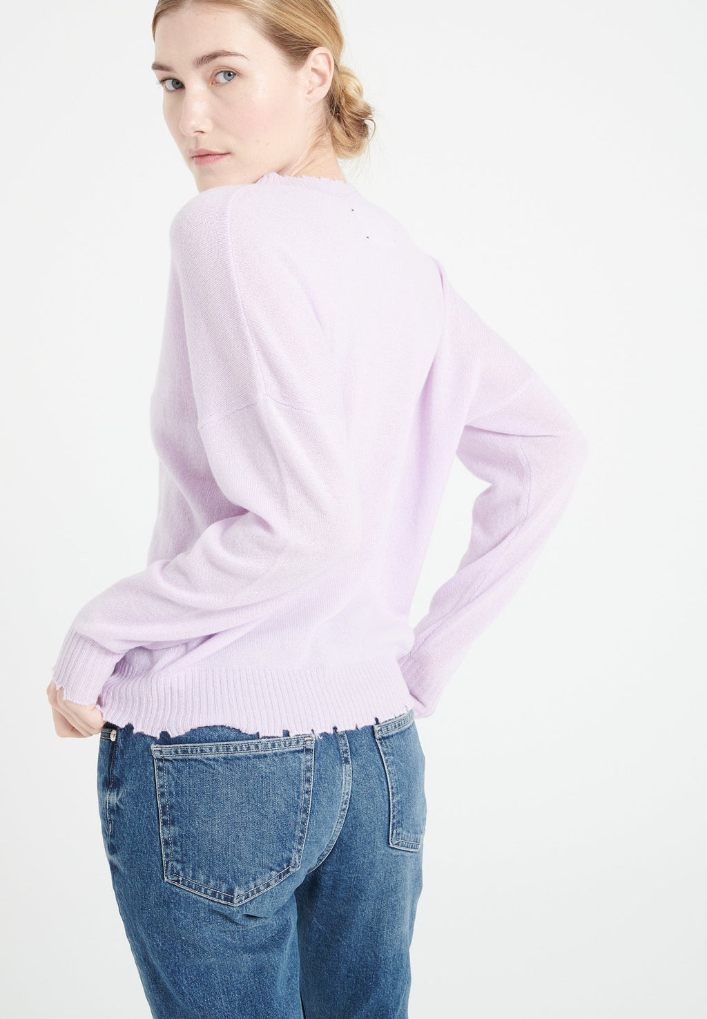 MIA 17 Round-neck cashmere sweater with chiselled lilac trim