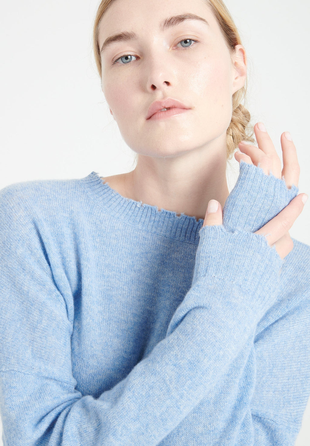 MIA 17 Round-neck cashmere sweater with chiselled light-blue trim