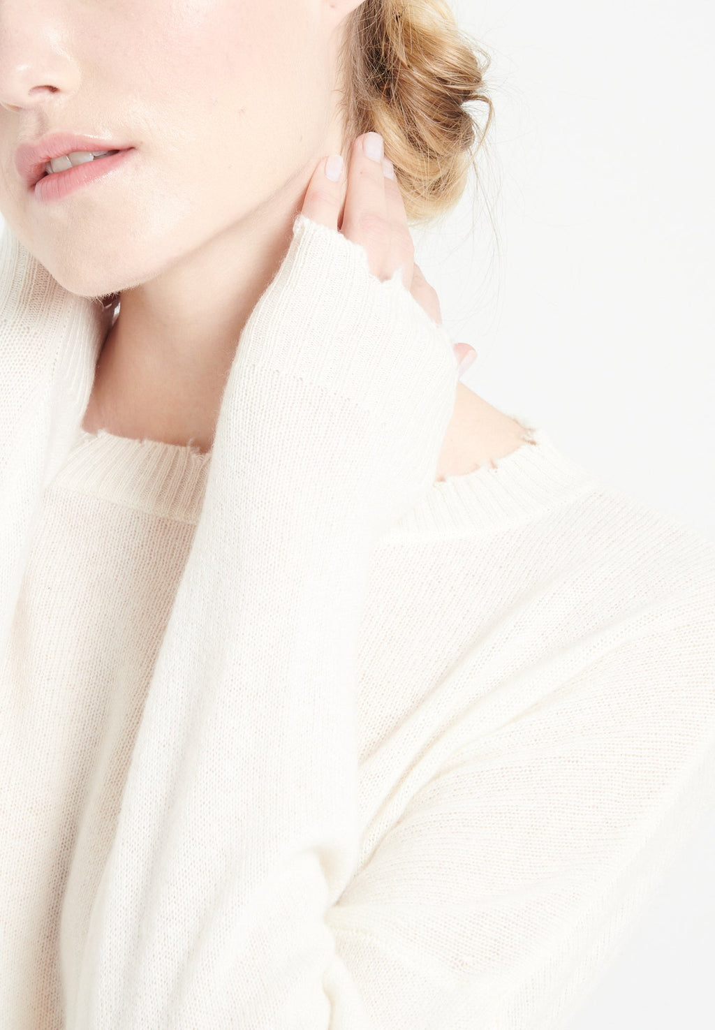 MIA 17 Round-neck cashmere sweater with off-white chiselled trim