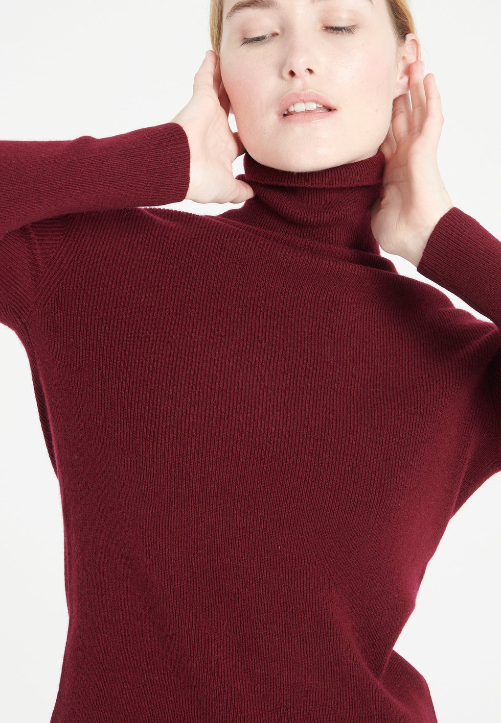 LILLY 17 Cashmere turtleneck sweater in traditional burgundy-red ribbing