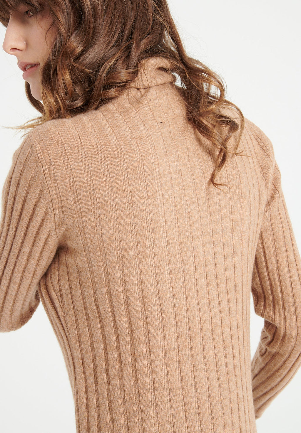 LILLY 15 Cashmere turtleneck sweater in traditional camel ribbing