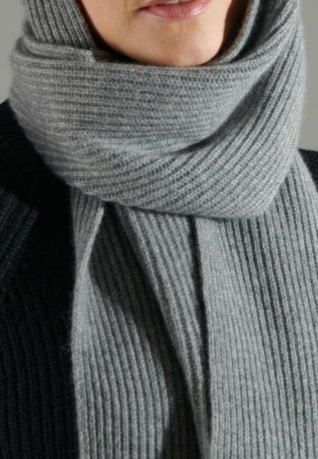 UNI 10 Light grey cashmere 4-ply English rib scarf