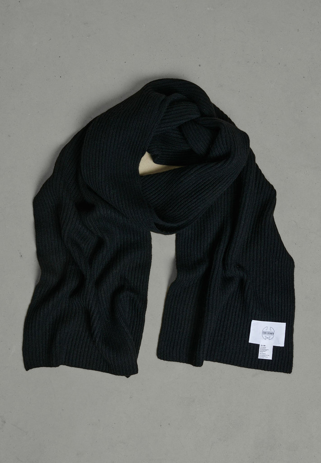 UNI 10 Black cashmere 4-ply ribbed scarf