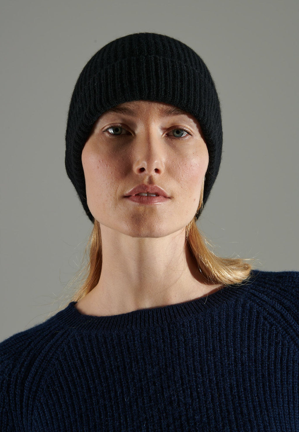 UNI 11 Black cashmere 4-ply ribbed hat