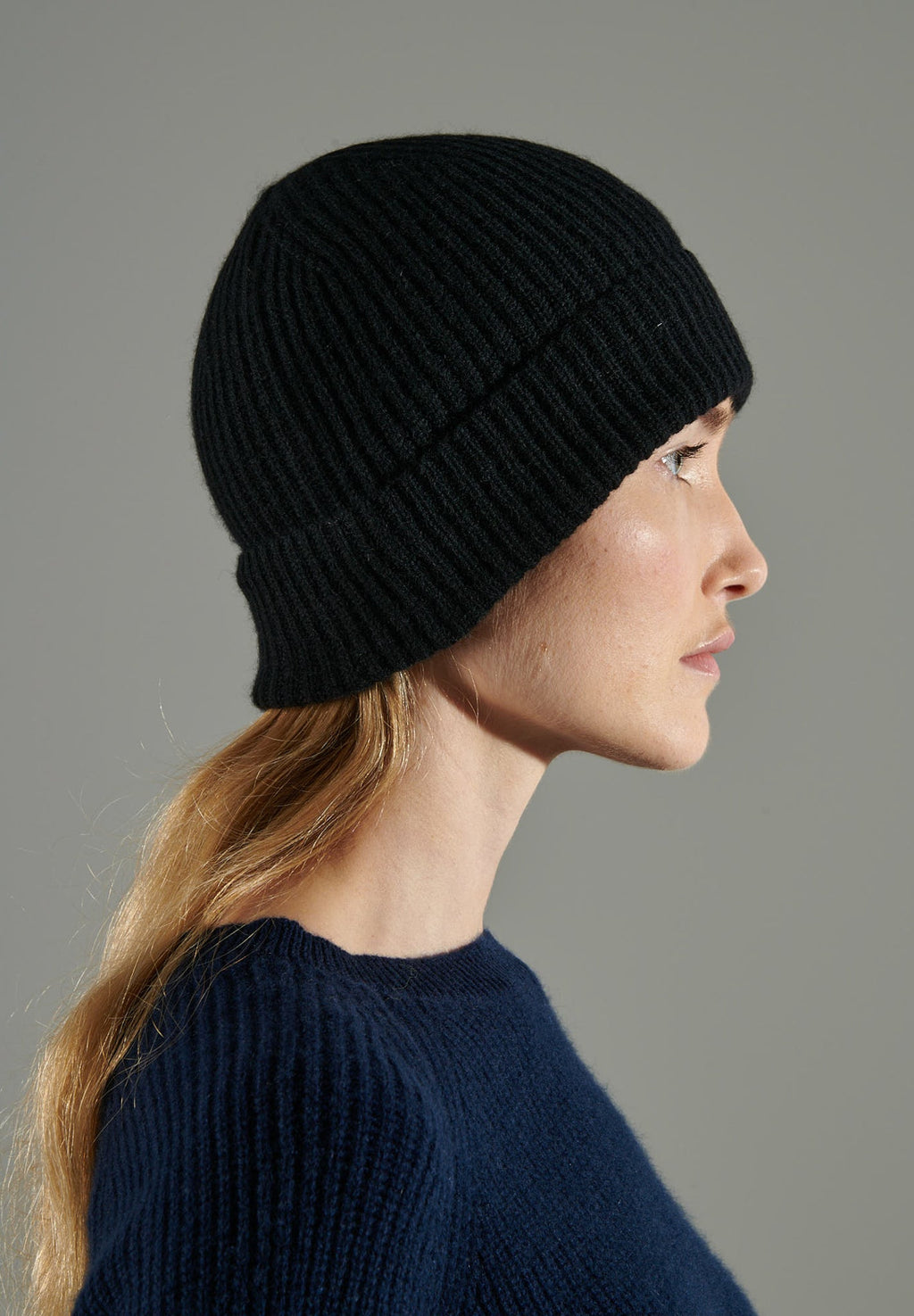 UNI 11 Black cashmere 4-ply ribbed hat